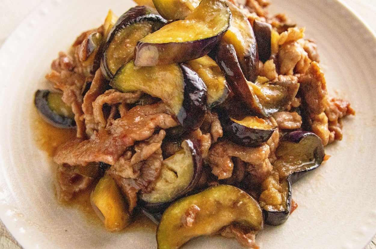 料理の画像:ナスと豚肉が特徴の炒め物が白い皿に盛られている。