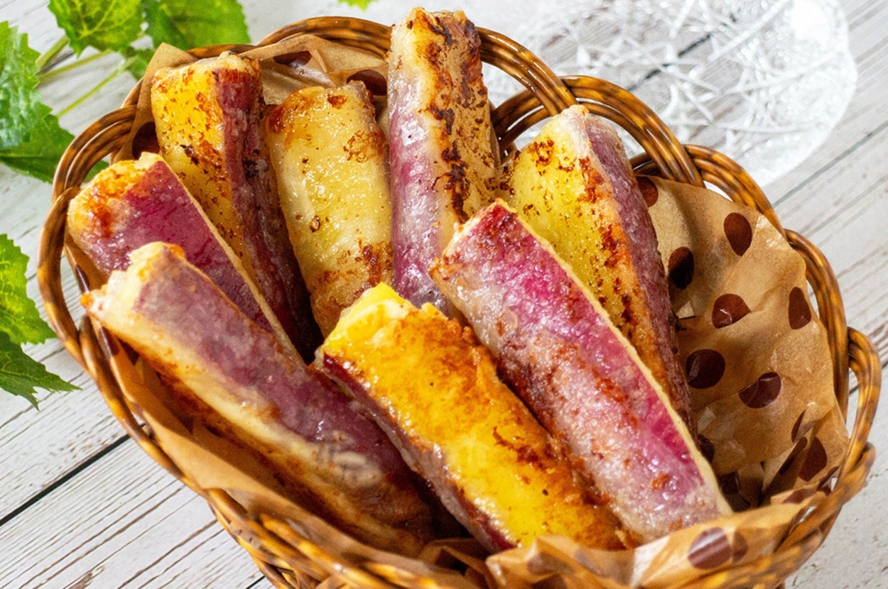 籠に入った揚げたお菓子。プレゼンテーションが美しく、飾り紙が添えられています。