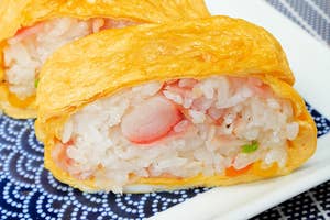 寿司とサーモンの具材がのった稲荷寿司が白い皿に並べられている。