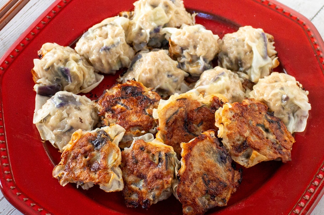 赤いプレートに焼き上げられたシュウマイが並んでいる。横には醤油皿と箸が置かれている。