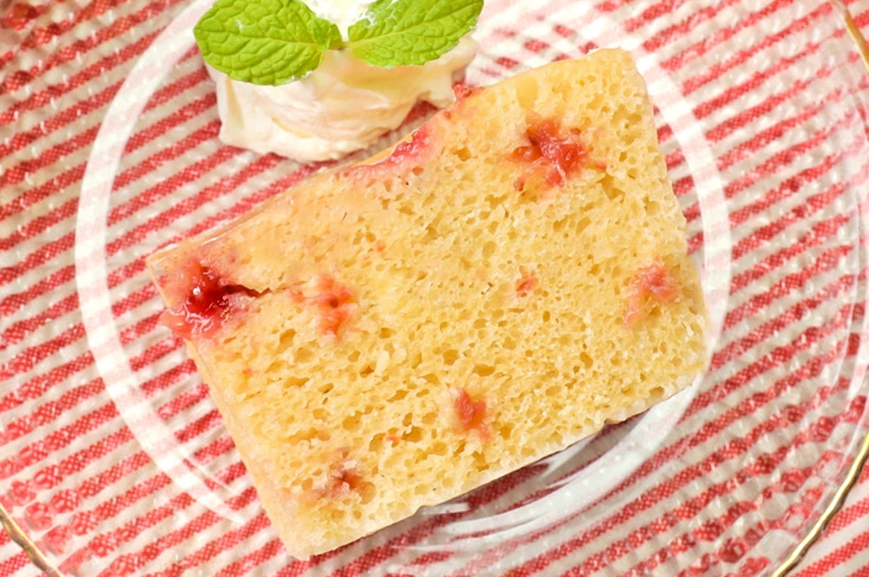 プレートにのったケーキのスライスとクリーム、ミントの葉。カゴには卵が並んでいる。