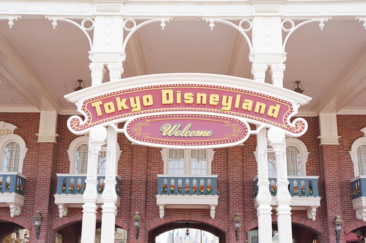 東京ディズニーランドの入口にある「Welcome」と書かれた看板。