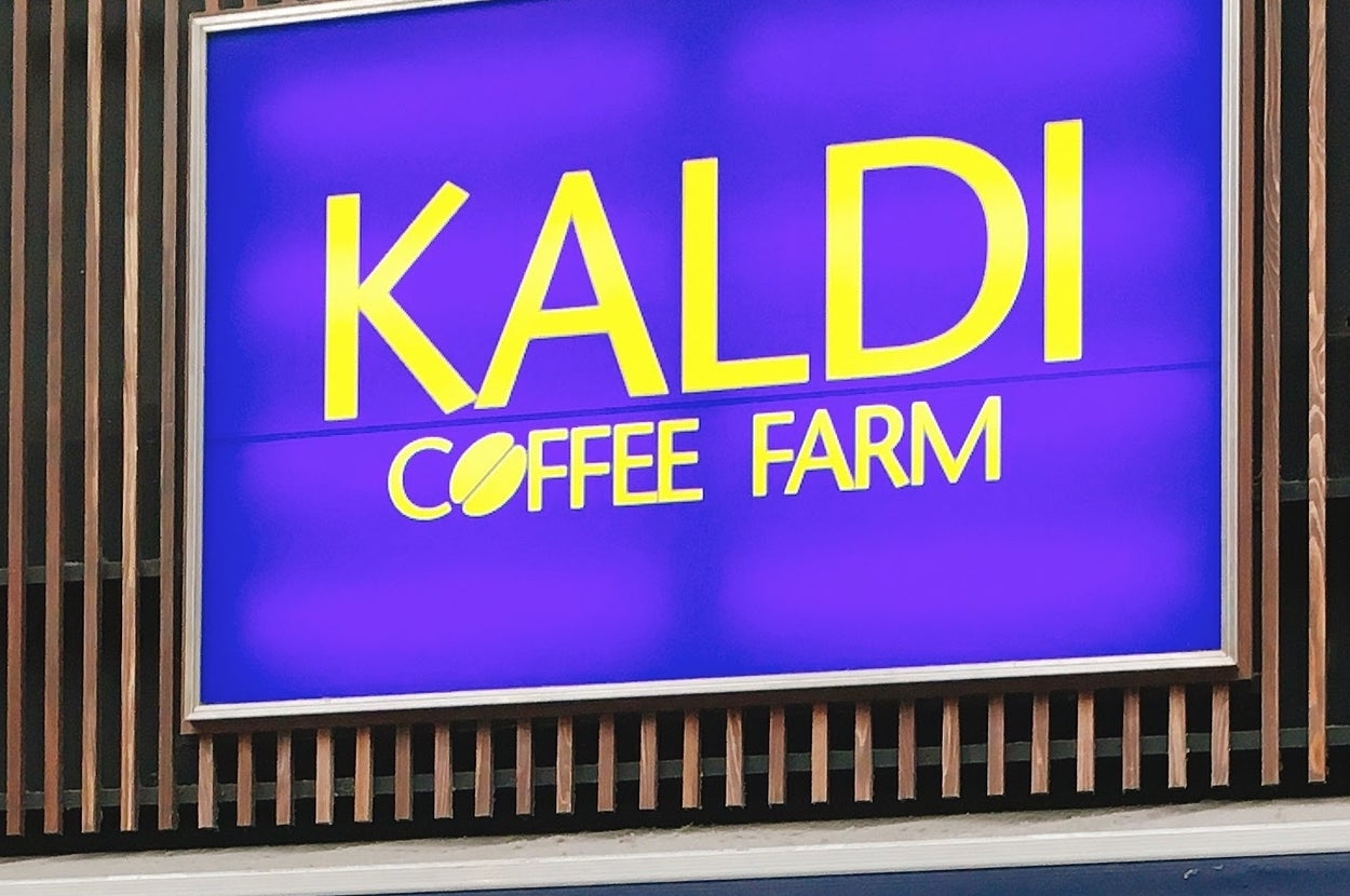 店の入り口に掲げられた「KALDI COFFEE FARM」の看板。