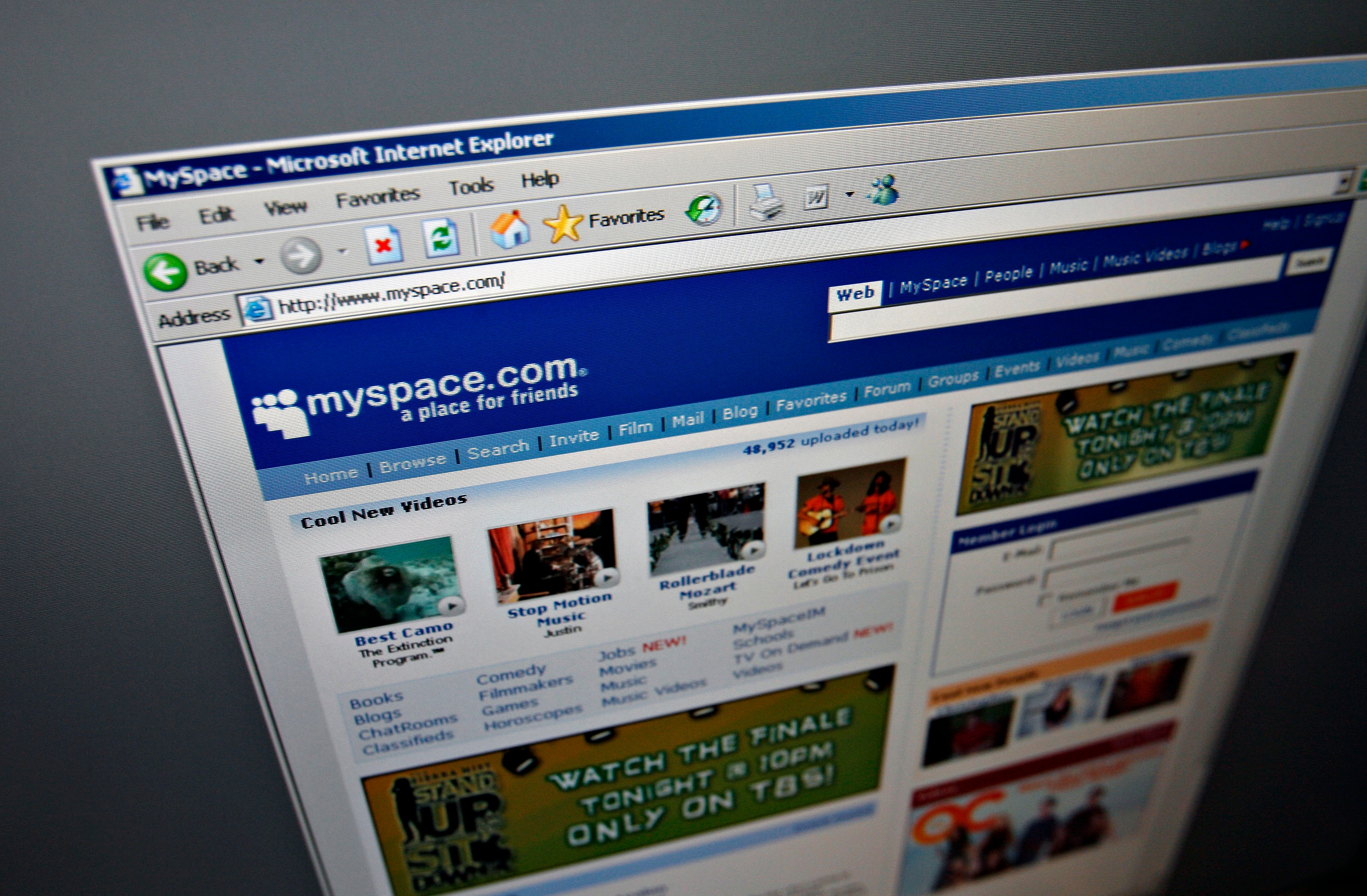 A machine  surface  displaying the MySpace homepage successful  an aged  Internet Explorer window, showing assorted  idiosyncratic    profiles and contented  options