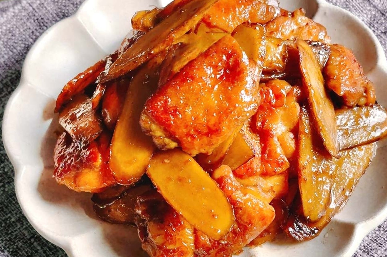 お皿に盛られた焼きチキンと野菜の料理。食卓に置かれている。