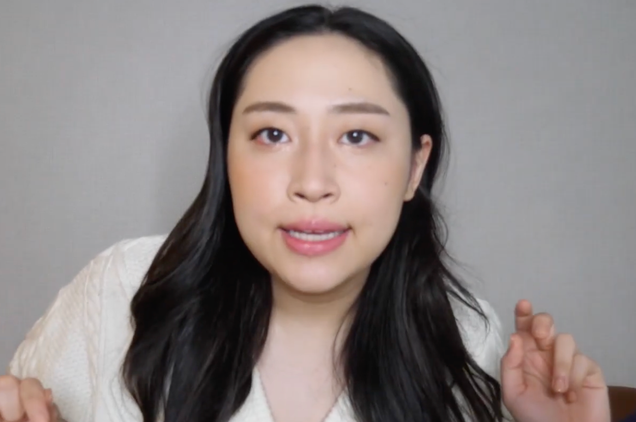 ものまねメイクをする丸山礼さん(丸山礼チャンネルより)