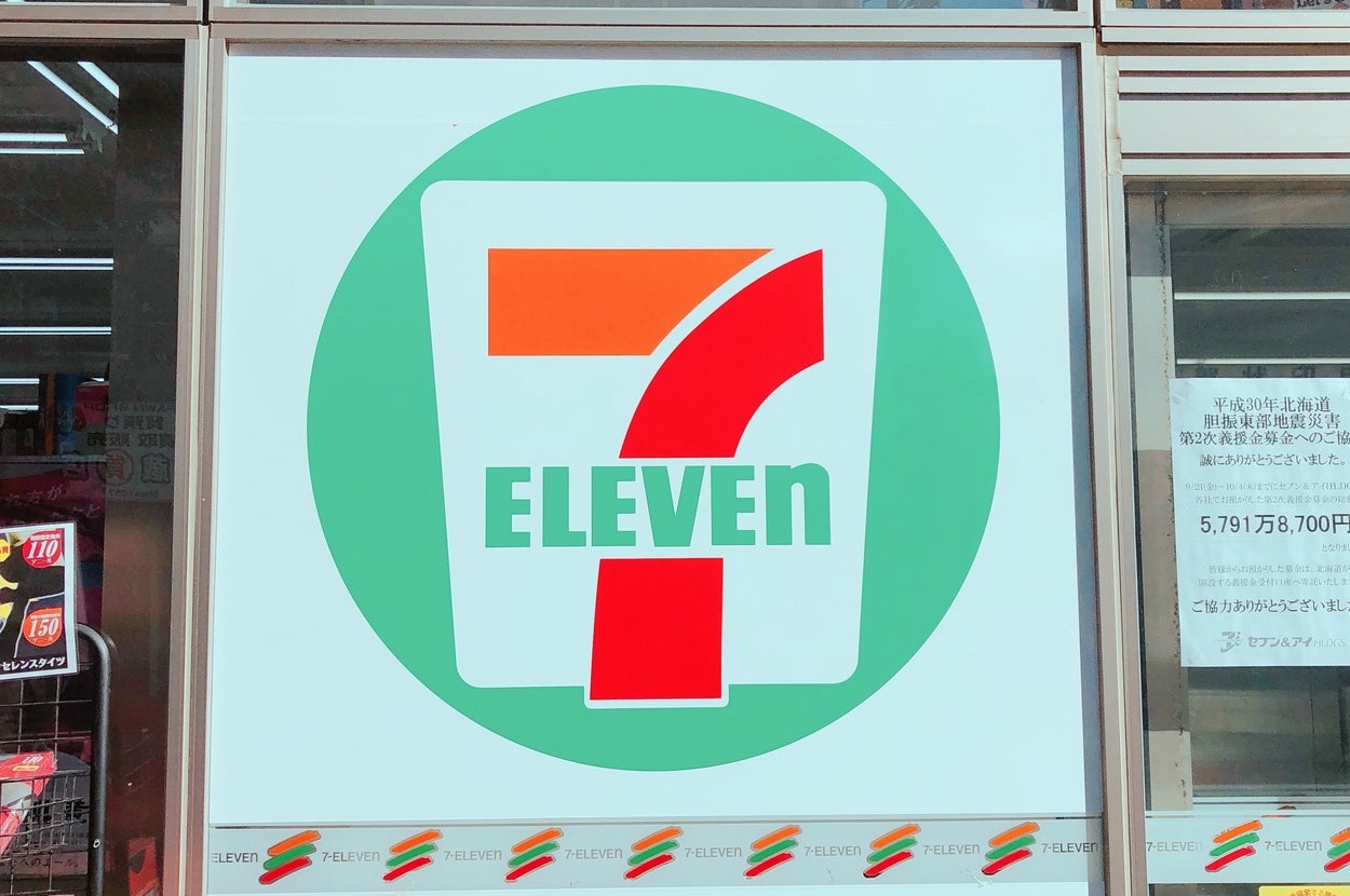 セブンイレブンの店頭外観。大きなロゴが窓に表示されています。