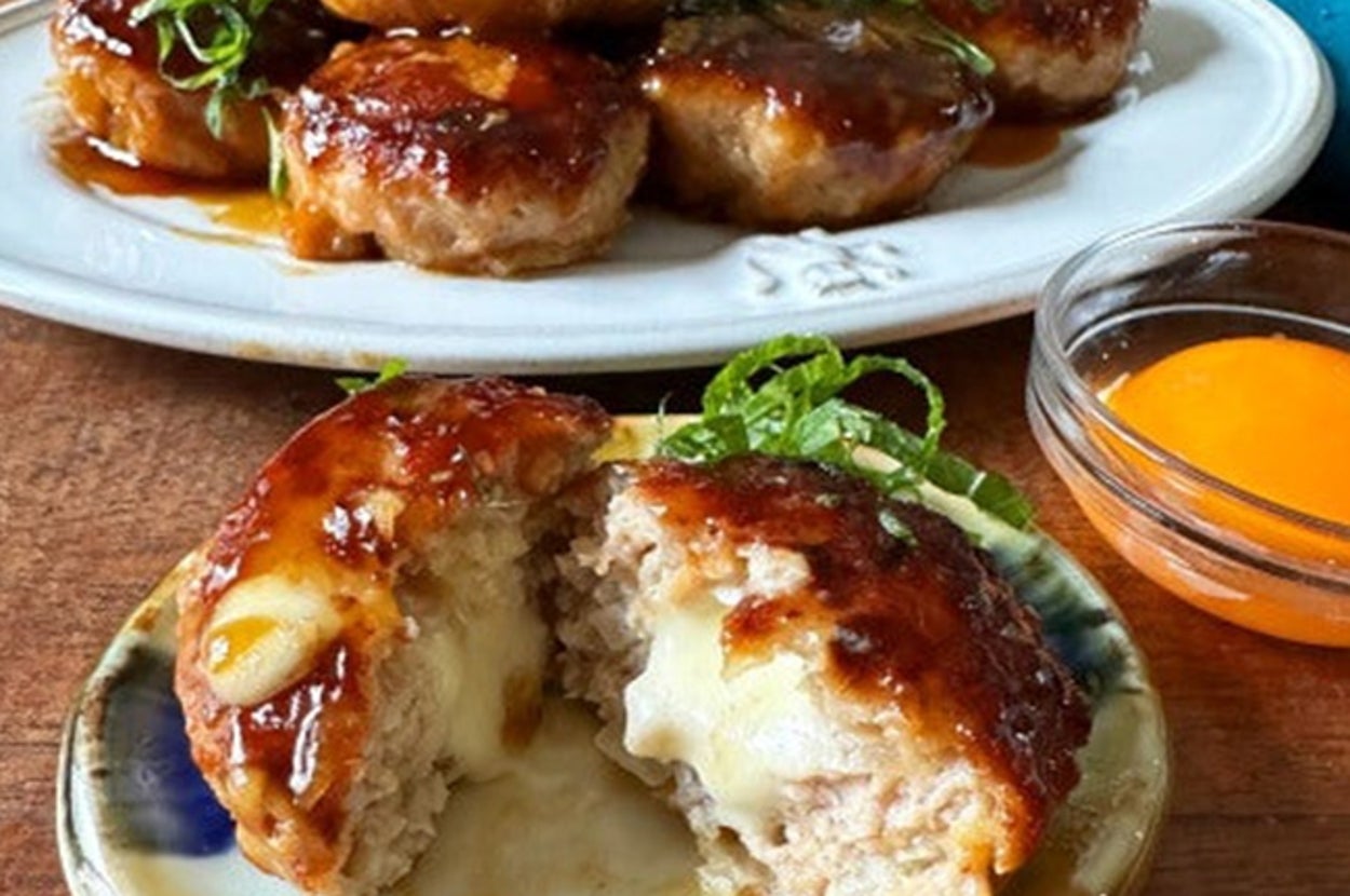 チーズが溶けたハンバーグの断面。盛り付けたハンバーグと卵黄ソースが添えられている。