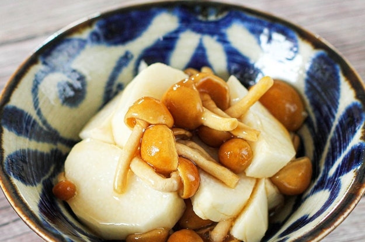 和風の器に盛られたキノコと豆腐の料理。