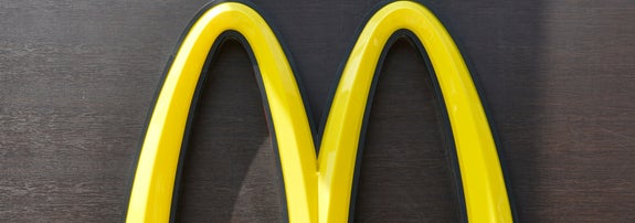 マクドナルドの看板(時事通信フォト)