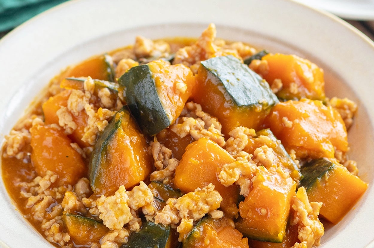 皿に盛られたカボチャとひき肉の料理。