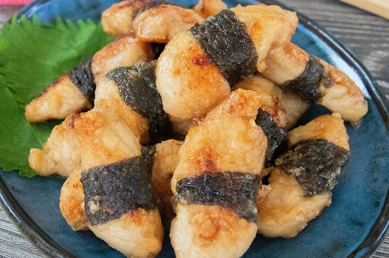 皿の上に盛り付けられた鶏ささみの磯辺焼き。となりに大葉が添えられ、箸が見える。