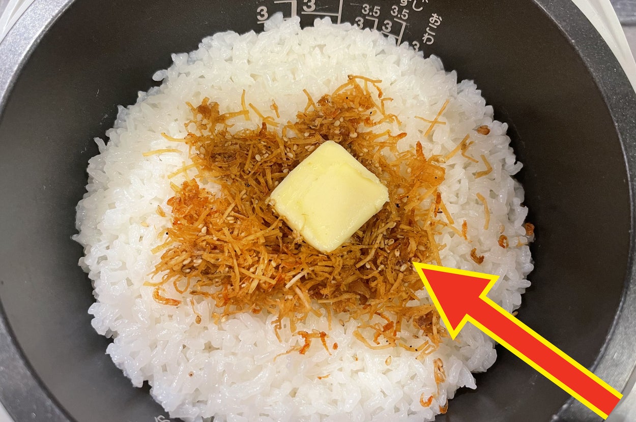 炊飯器の中の白ご飯の上にバターと削り節が載っている様子。