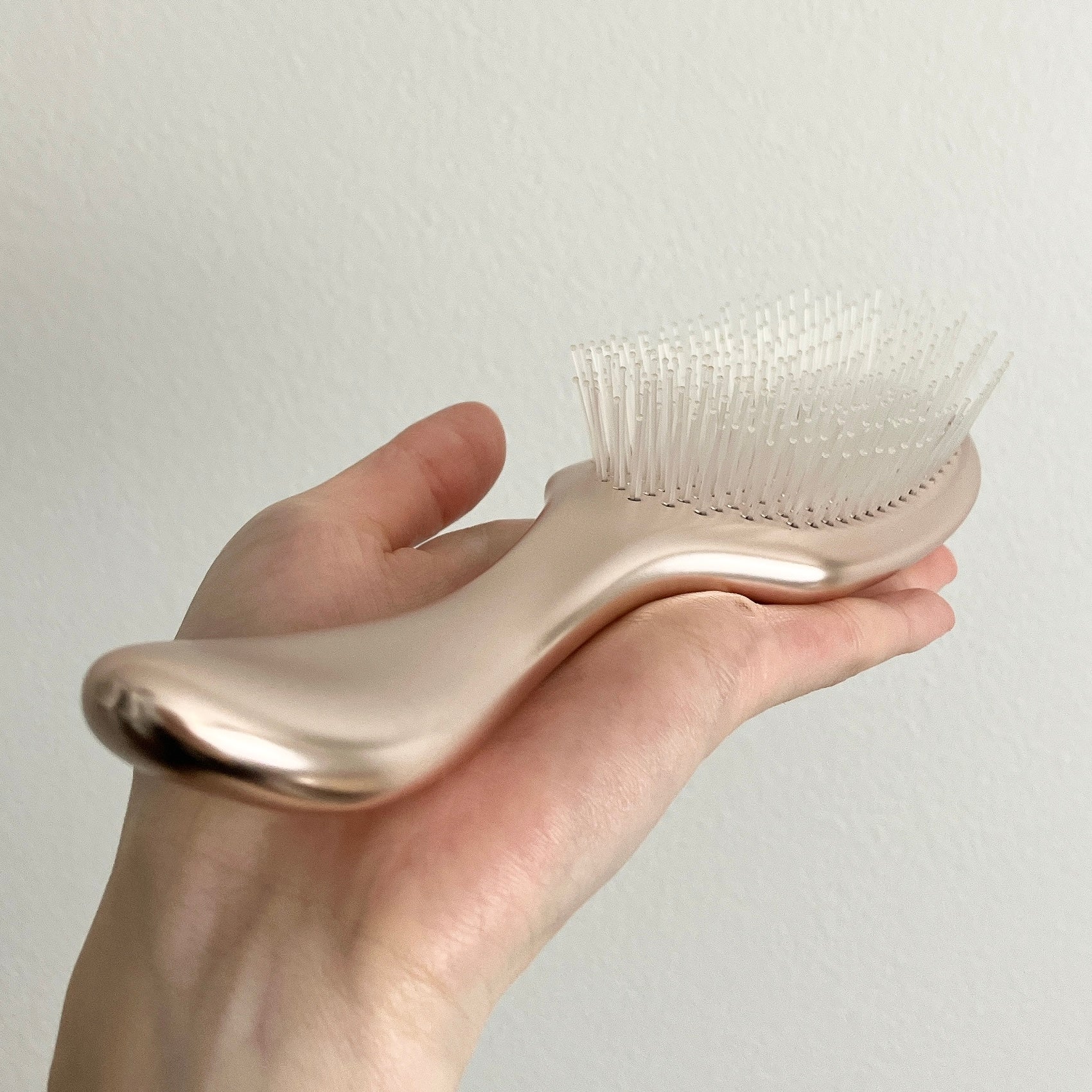 ニトリ】これは隠れた名品だわ…。髪が絡まりにくい「優秀ヘアブラシ