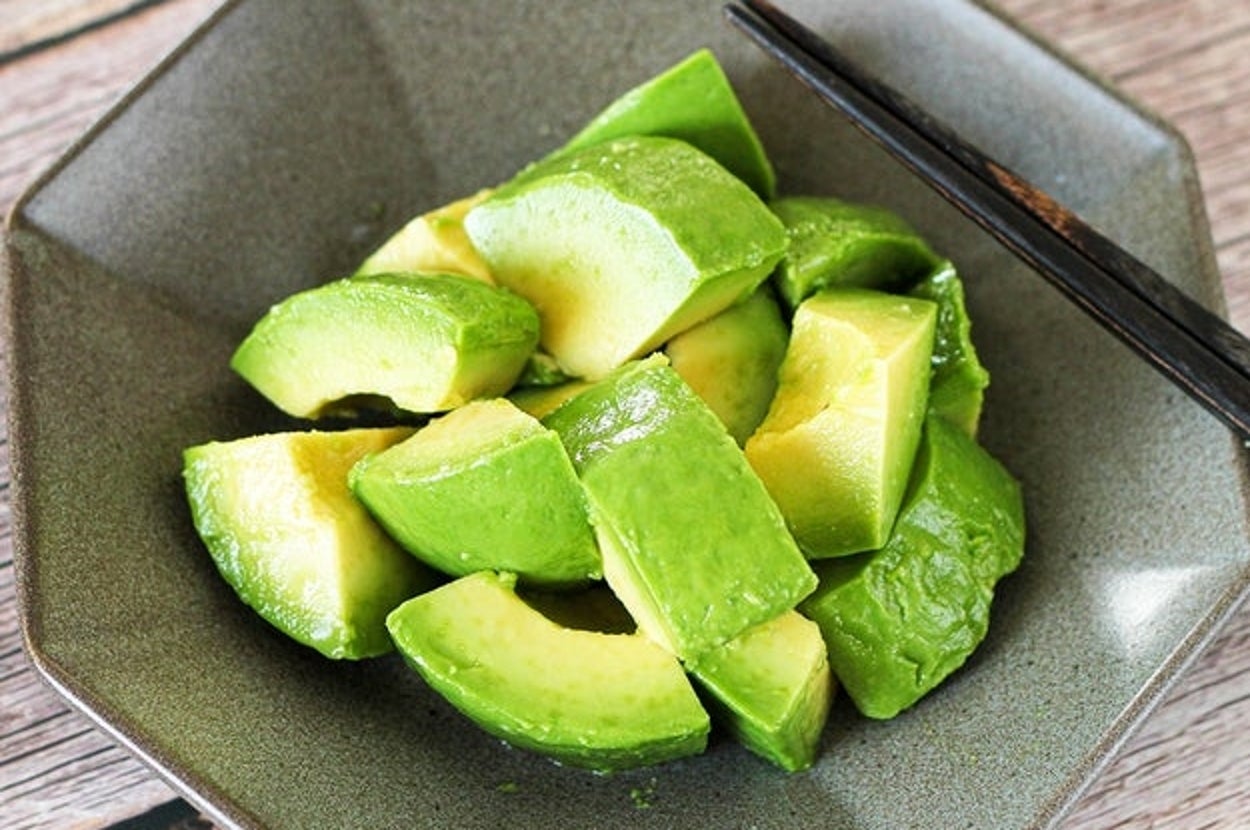 アボカドのスライスが六角形の皿に盛られており、箸が添えられています。