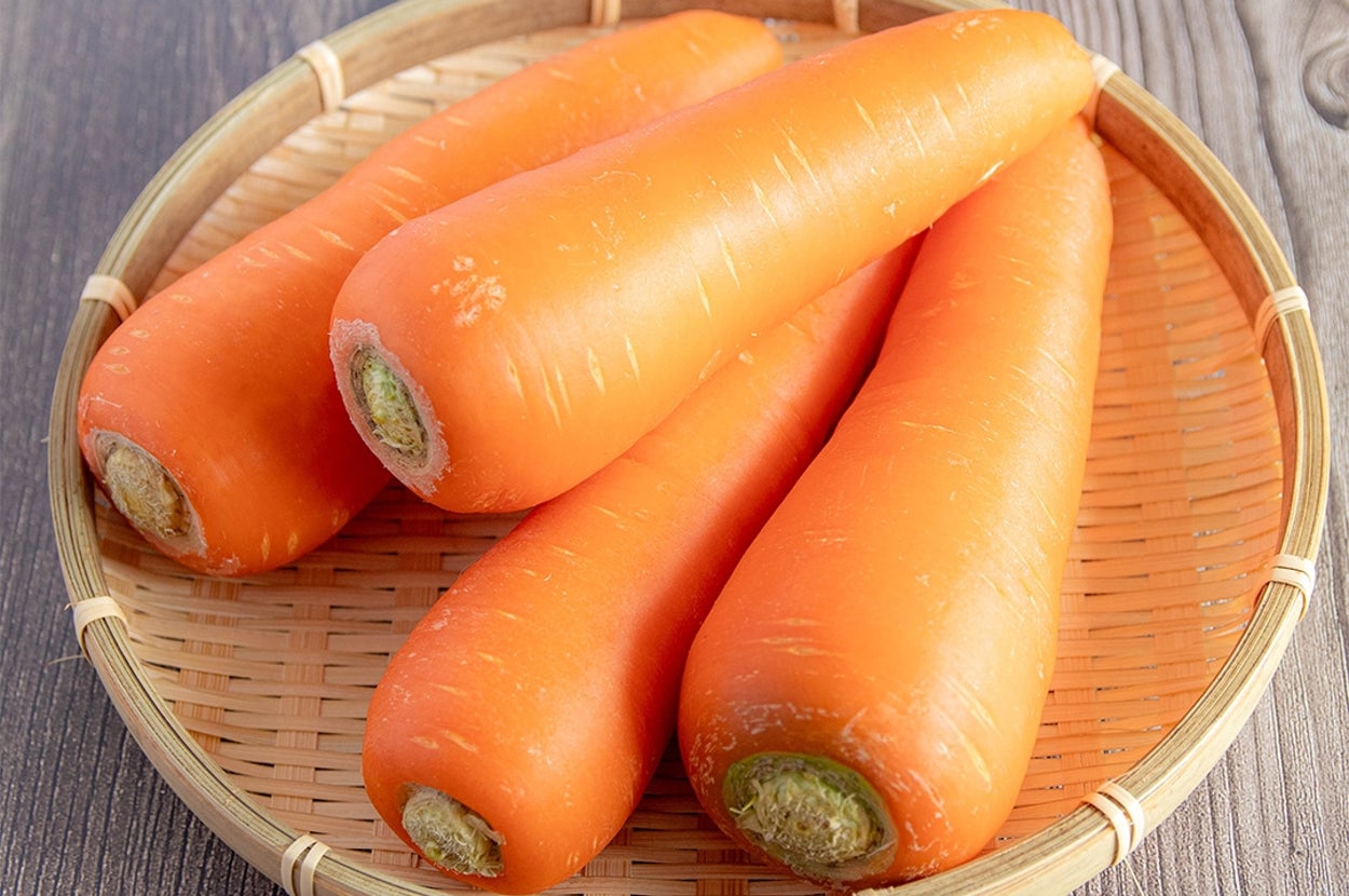 竹ざるに盛られた数本のにんじん。