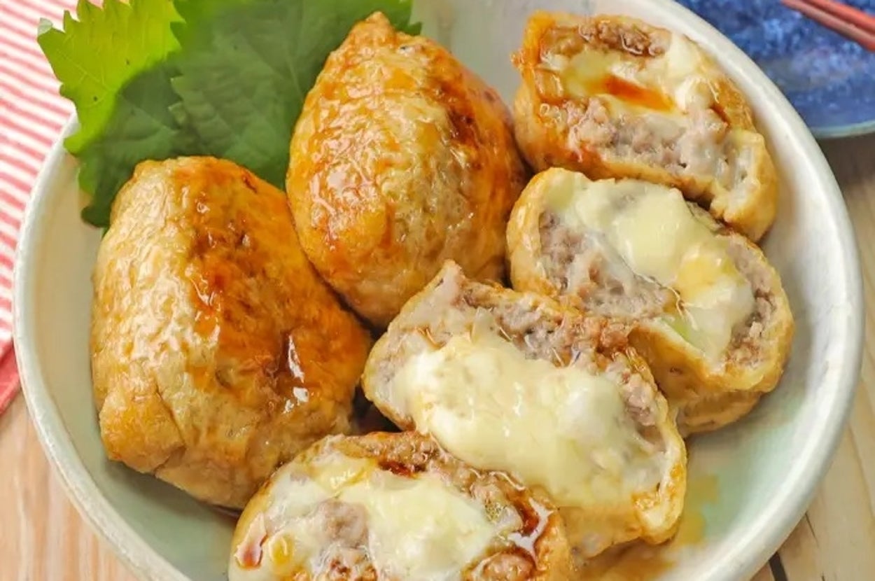 皿に盛られた肉詰め揚げ豆腐。切り口からチーズが見える。