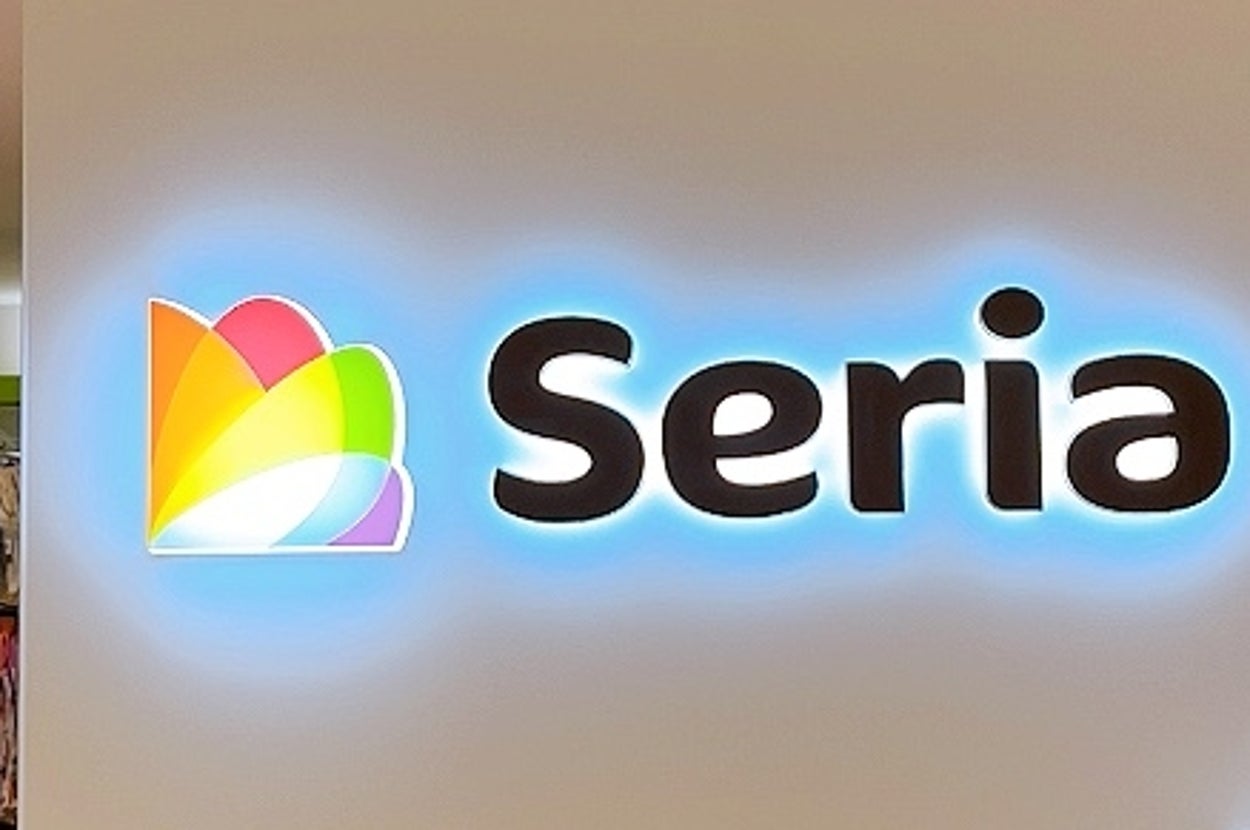 Seriaの看板が店内に設置されている様子。後ろに店内の一部が見える。