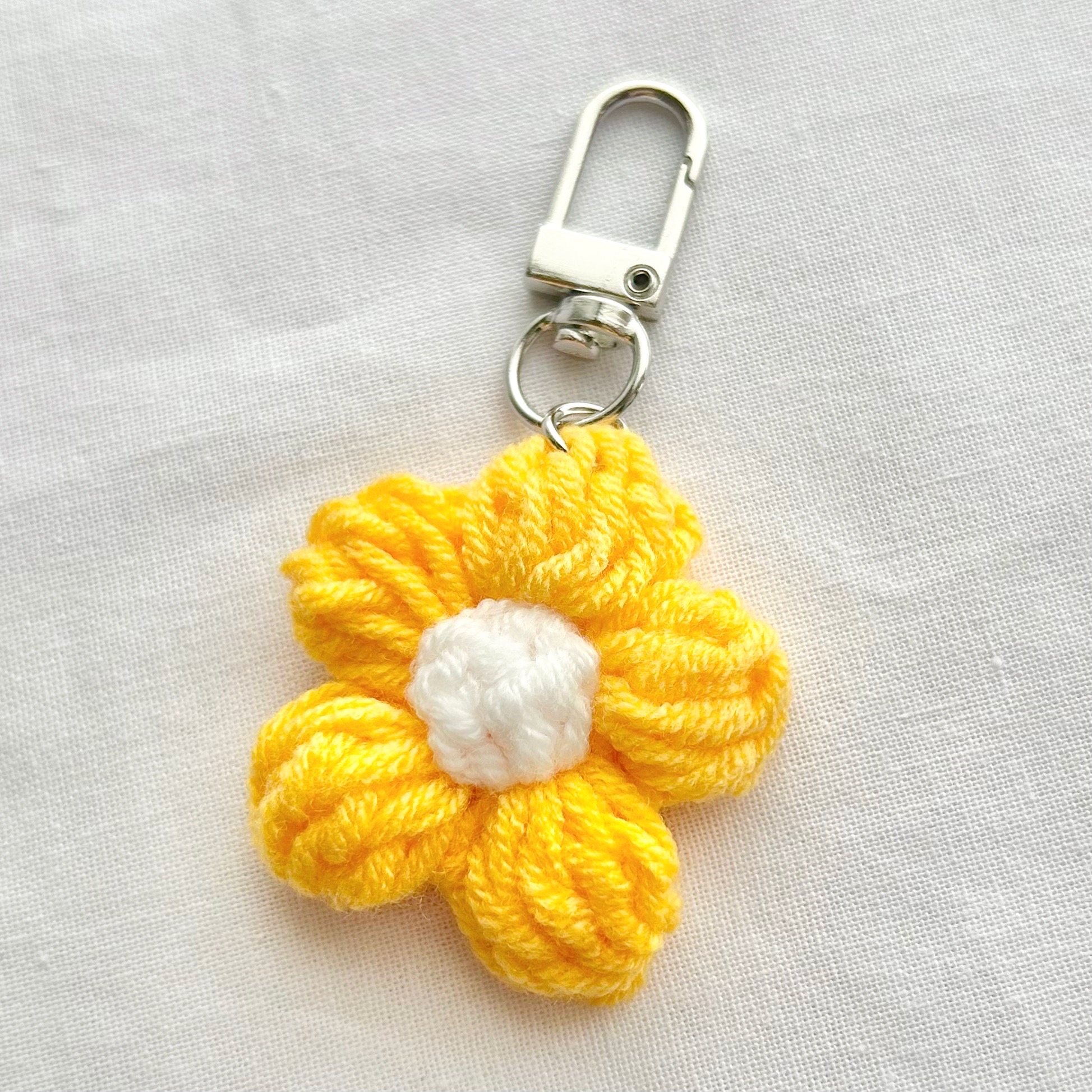 このレトロ感がたまらない！セリアで見つけた「激かわチャーム」バッグ