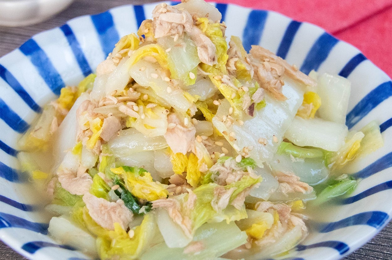 お皿に盛られた白菜とツナの和え物。上にはゴマが散らされている。