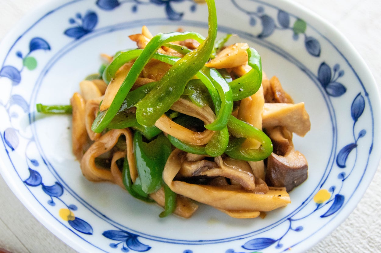青椒肉絲の料理が和風の花柄の器に盛り付けられている。