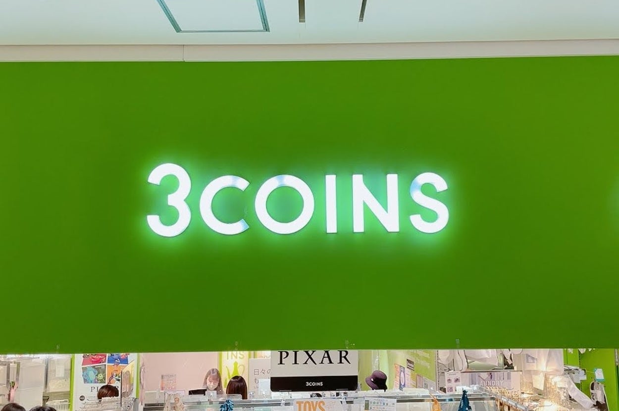 「3COINS」と書かれた看板が店舗の入口上部に表示されている。