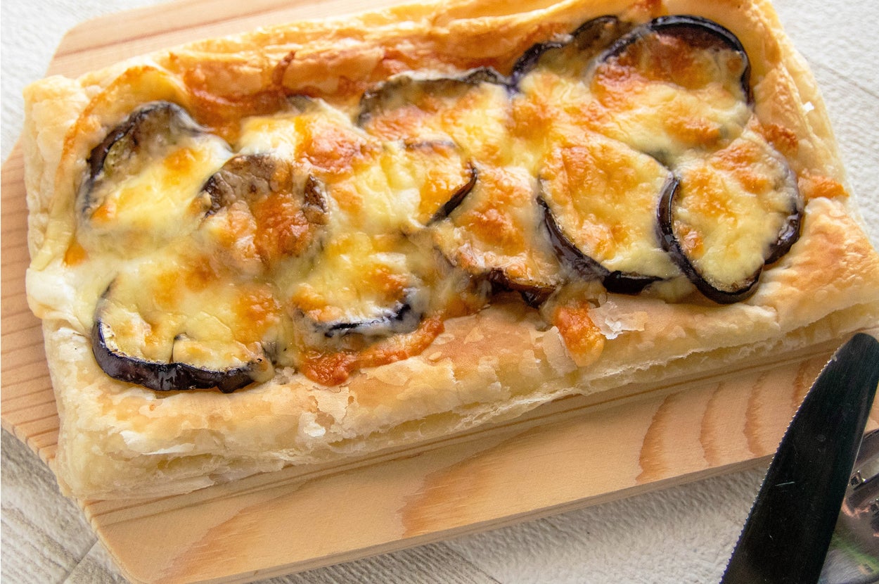 焼きナスとチーズのタルト。サクサクのパイ生地の上に焼きナスととろけたチーズが乗っている。