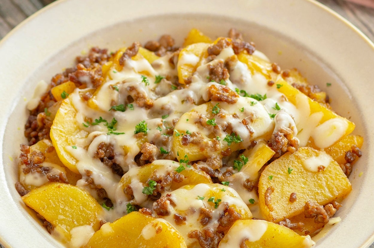 ポテトとひき肉のチーズ焼き。皿に盛られた料理はパセリで彩られている。