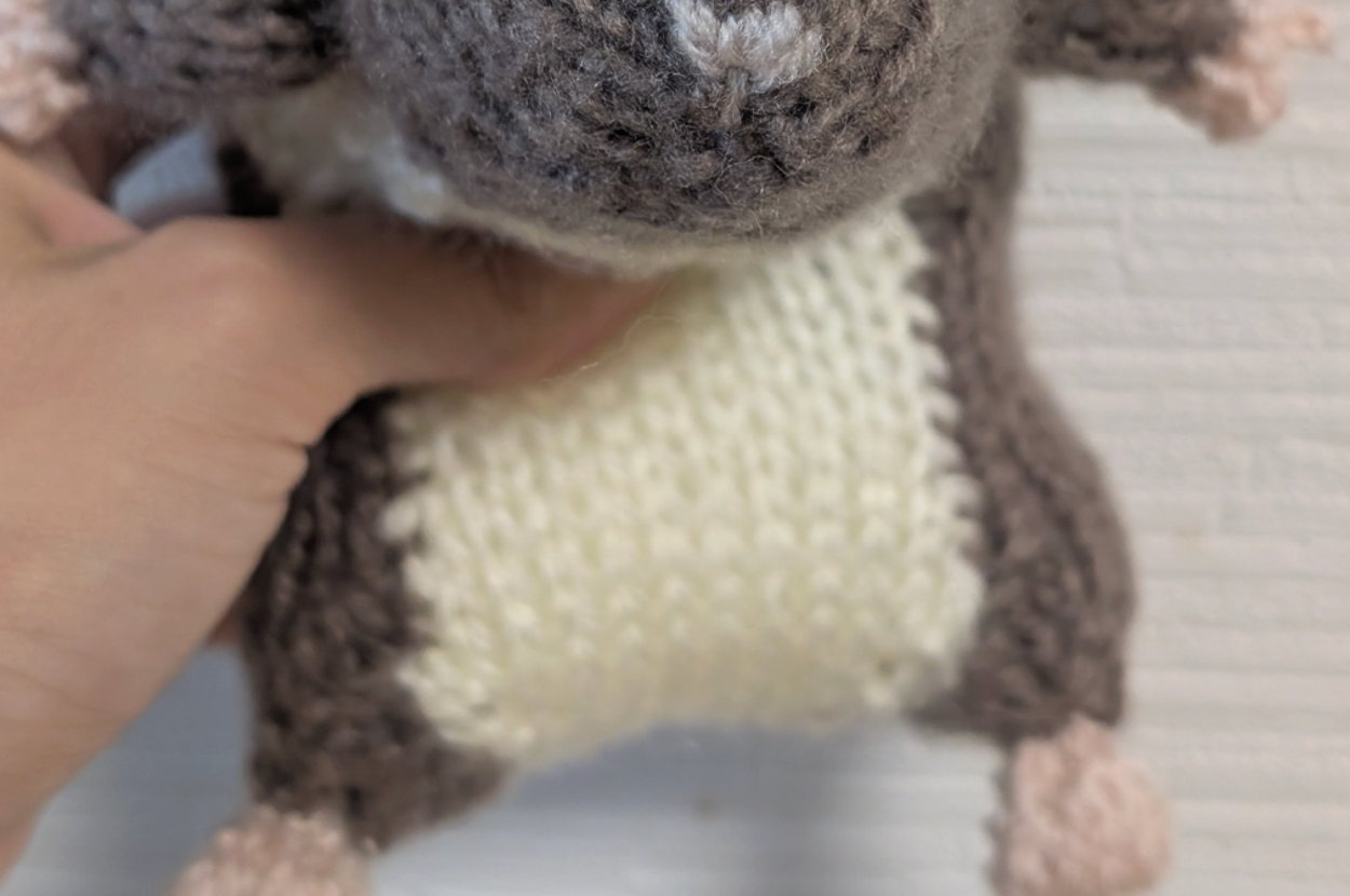 手編みのハムスター／編みたいまいける（@Ami_chaeL）さんのXより