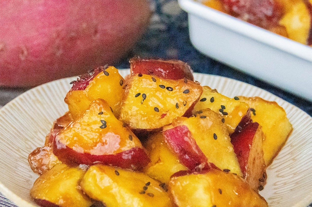 さつまいもの甘酢あんが皿に盛られた写真。