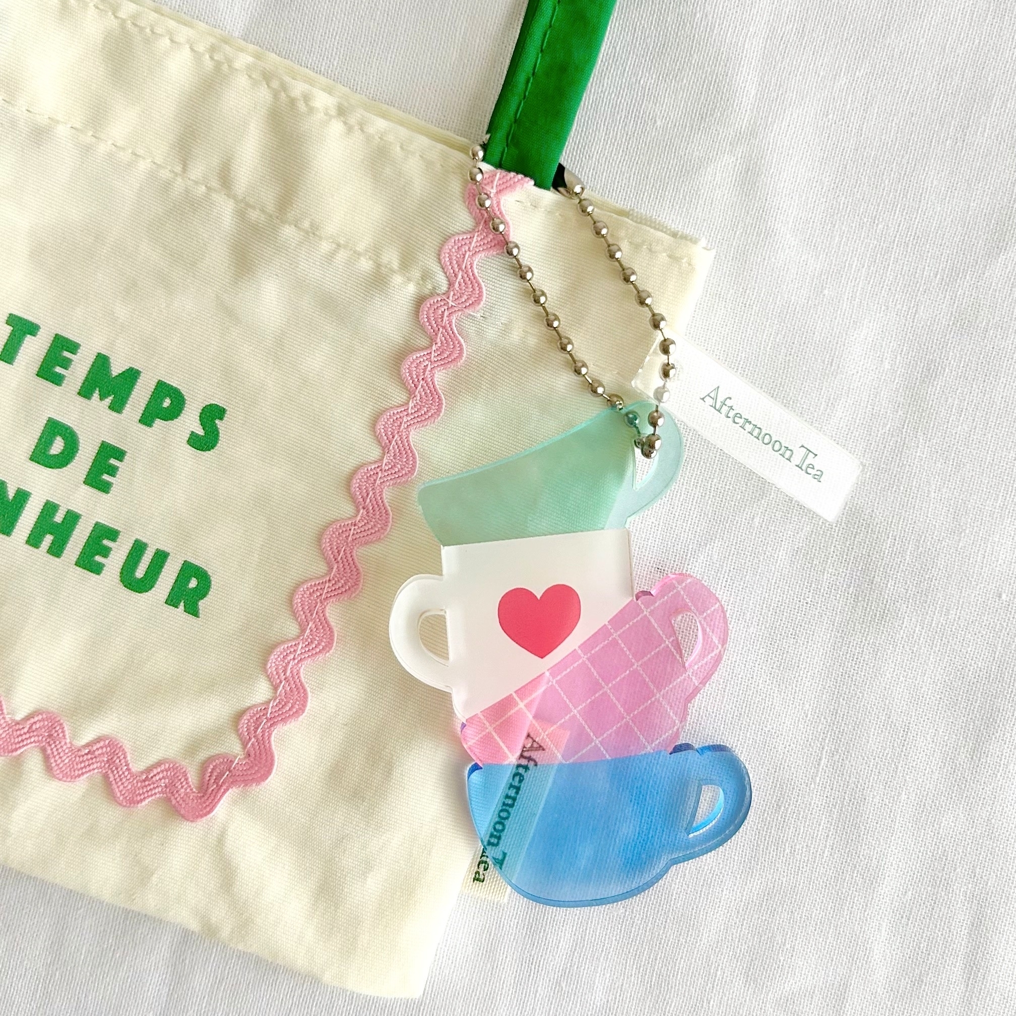 このレトロ感がたまらない！セリアで見つけた「激かわチャーム」バッグ