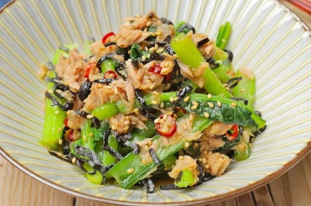 器に盛られた色とりどりのサラダ。野菜と胡麻が見える。