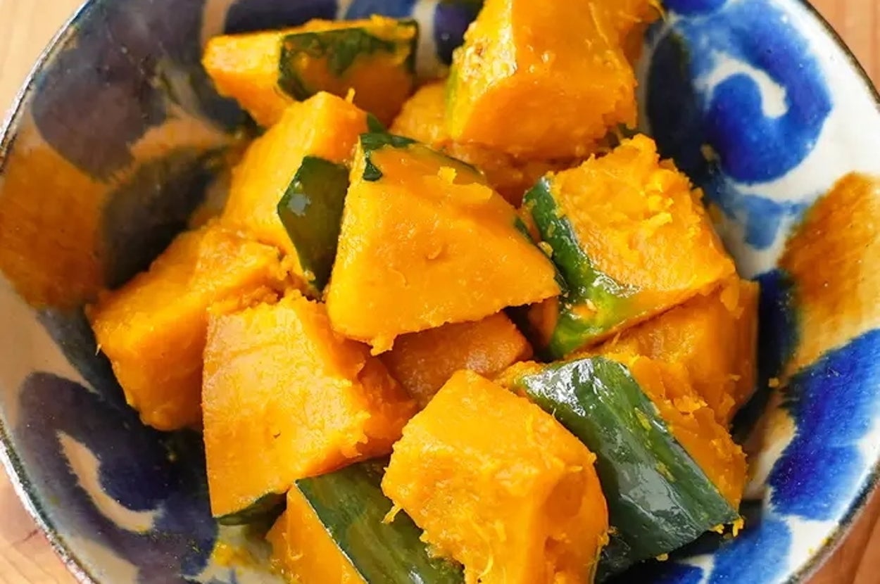 和風の器に盛られた煮物のかぼちゃ。シンプルで家庭的な日本料理の一品。