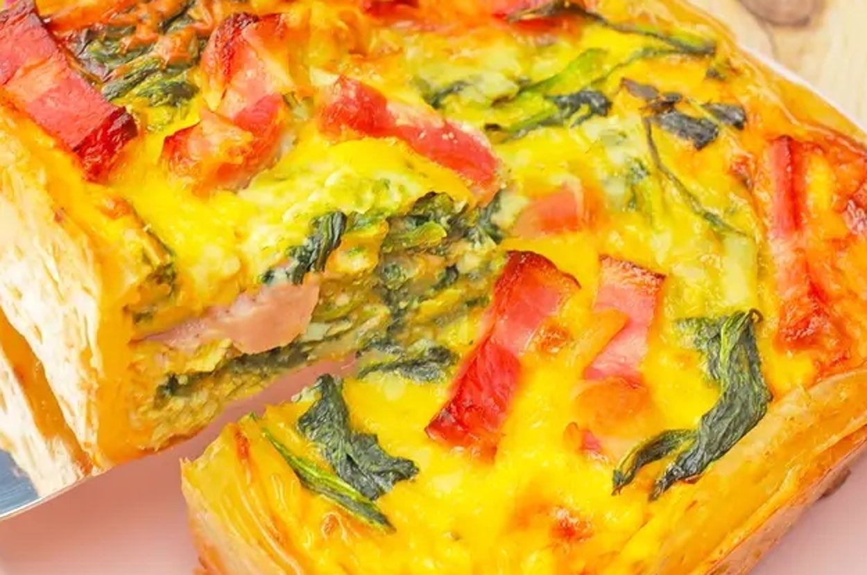 キッシュがテーブルに置かれる。ハム、ほうれん草、チーズが見える。