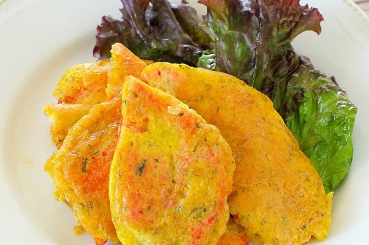 皿に盛られた韓国風お好み焼きのジョンとサニーレタスの飾り。