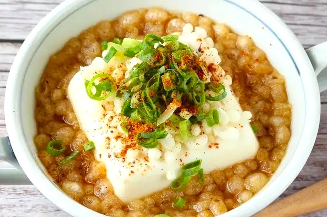 木のスプーンが添えられた器に、豆腐、ごはん、おかか、ネギが盛り付けられた料理。食欲をそそる見た目。