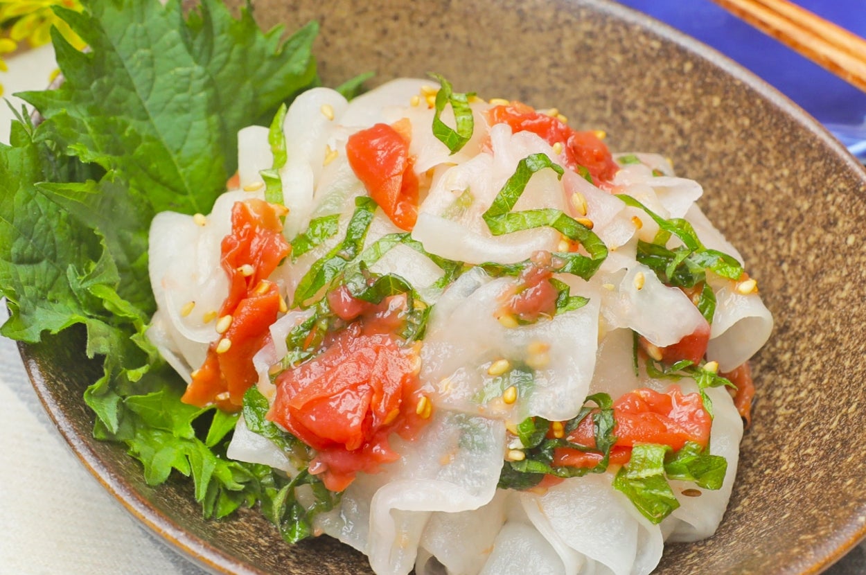 大根と梅肉のサラダが皿に盛られています。シソの葉が飾られ、彩り豊かな料理です。