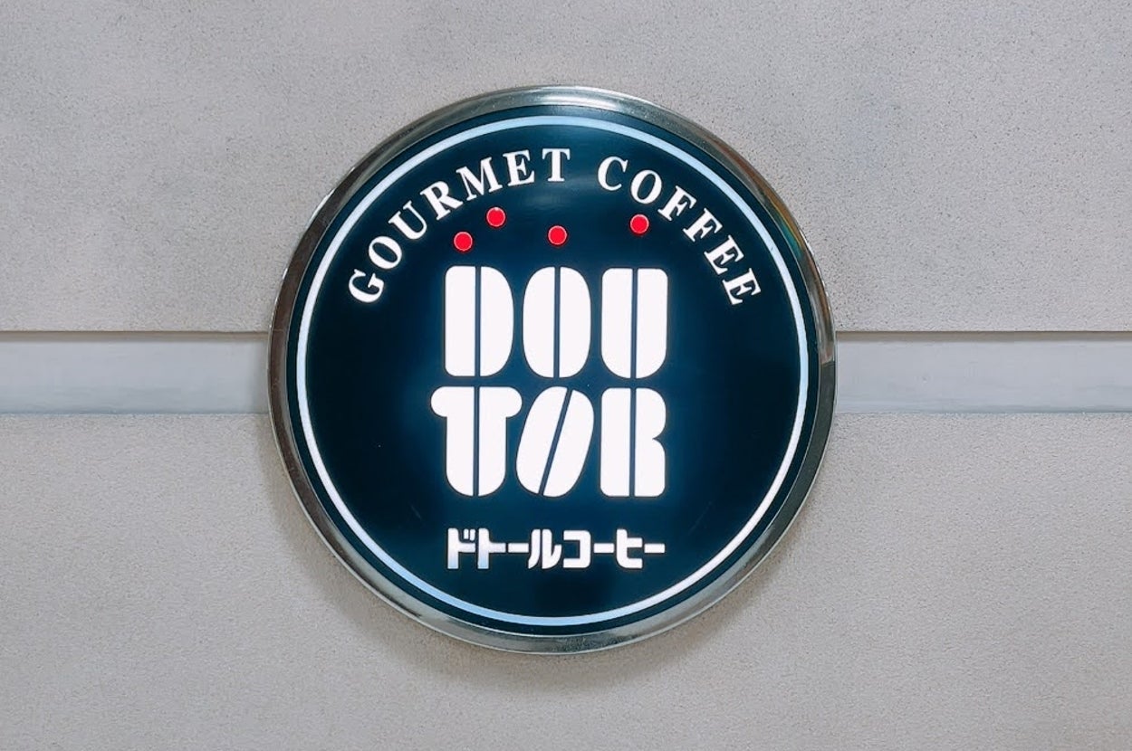 ドトールコーヒーの看板が壁に取り付けられています。