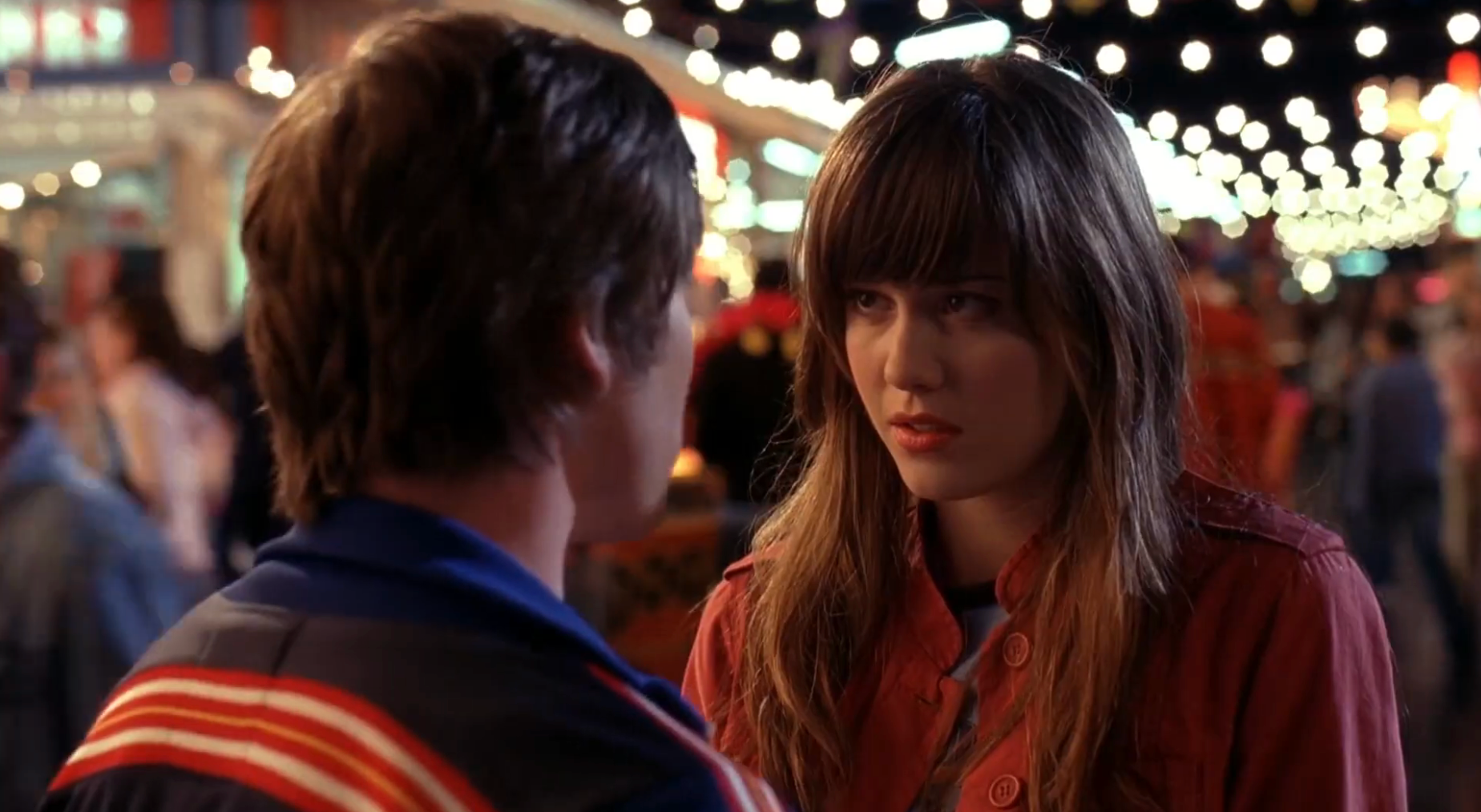 Two radical   look   each   different   successful  a lively nighttime  mounting  with drawstring  lights, engaging successful  an aggravated  conversation