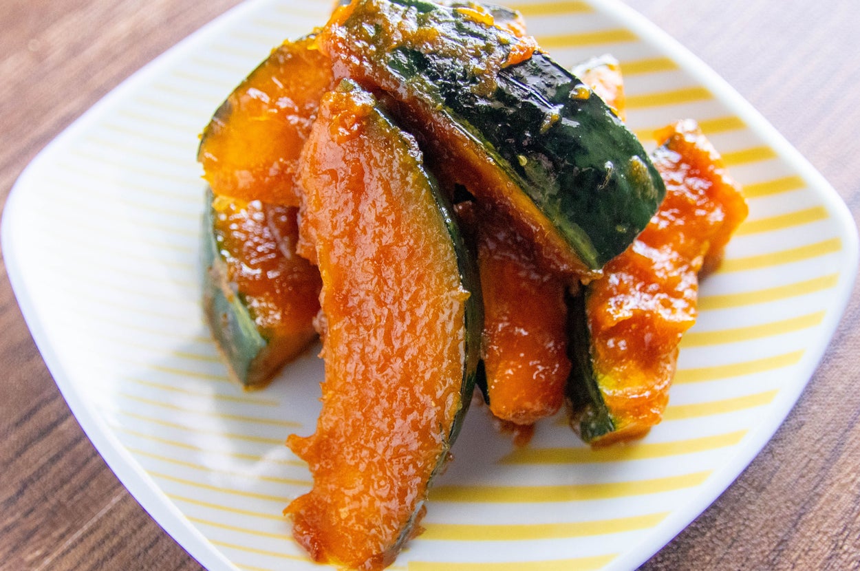 小皿に盛られた甘辛いかぼちゃの煮物。