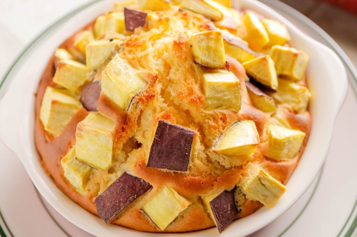 白い皿に盛られたサツマイモの角切りがトッピングされた焼き菓子。