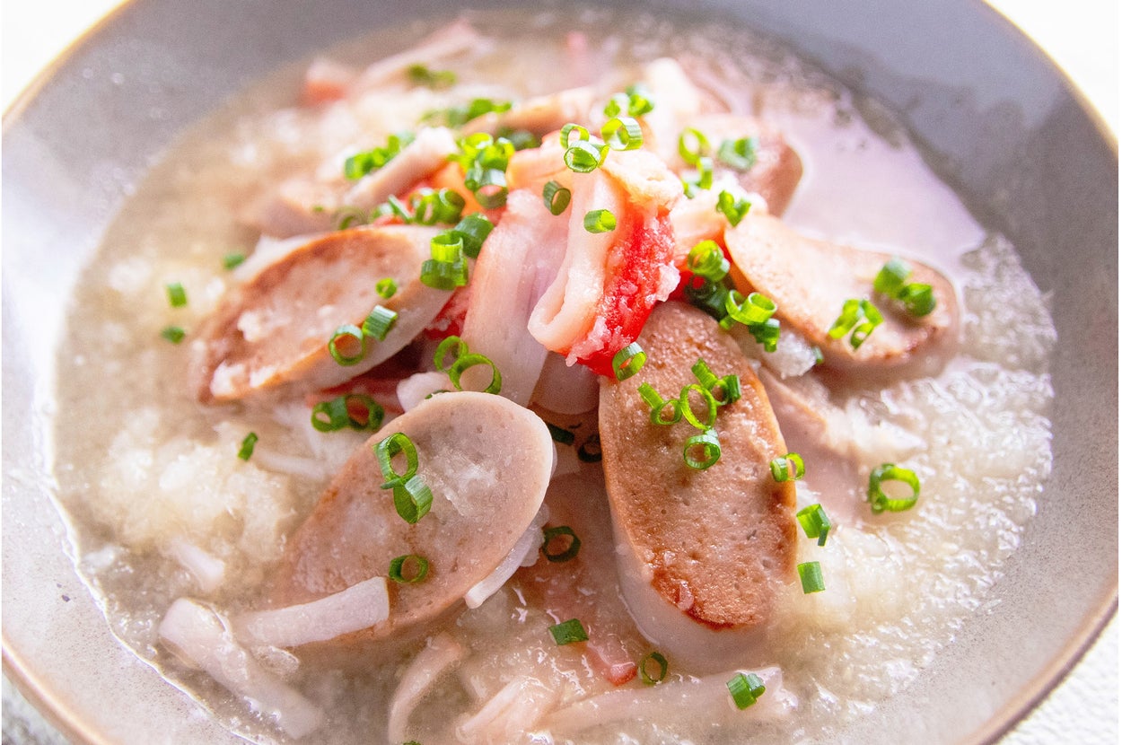 和風の豚肉スープにネギとタマネギのトッピング。