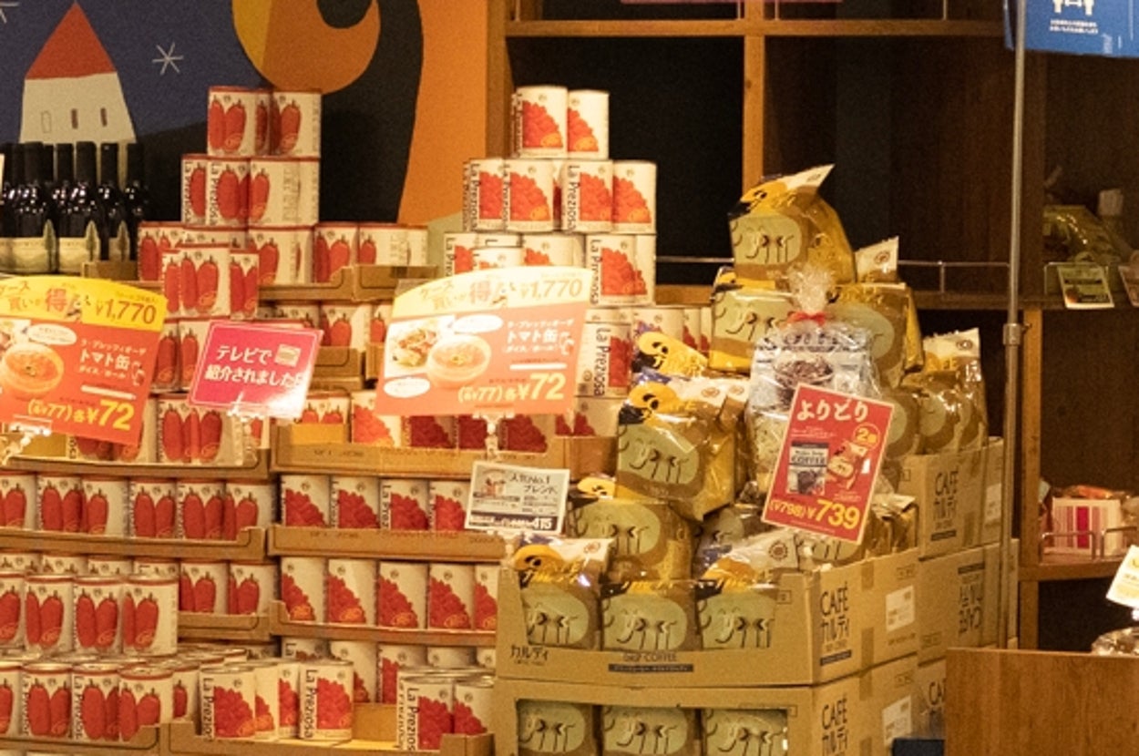 日本のショッピングモール内のカルディコーヒーファームの店舗。さまざまな商品が展示されている。