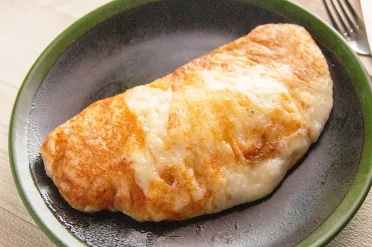 皿に載った焼きオムレツ。