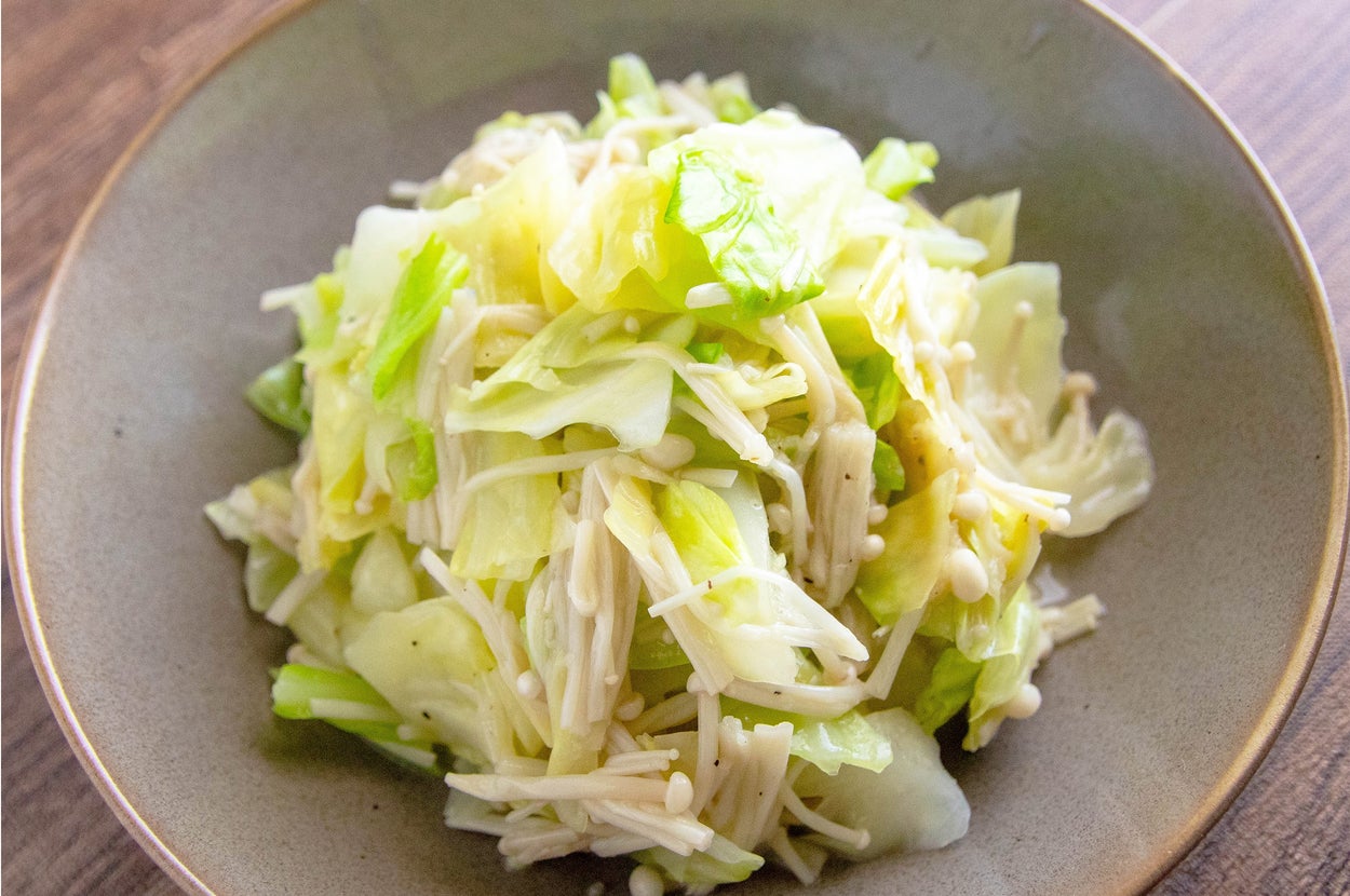 お皿に盛られたキャベツとエノキのシンプルなサラダ。