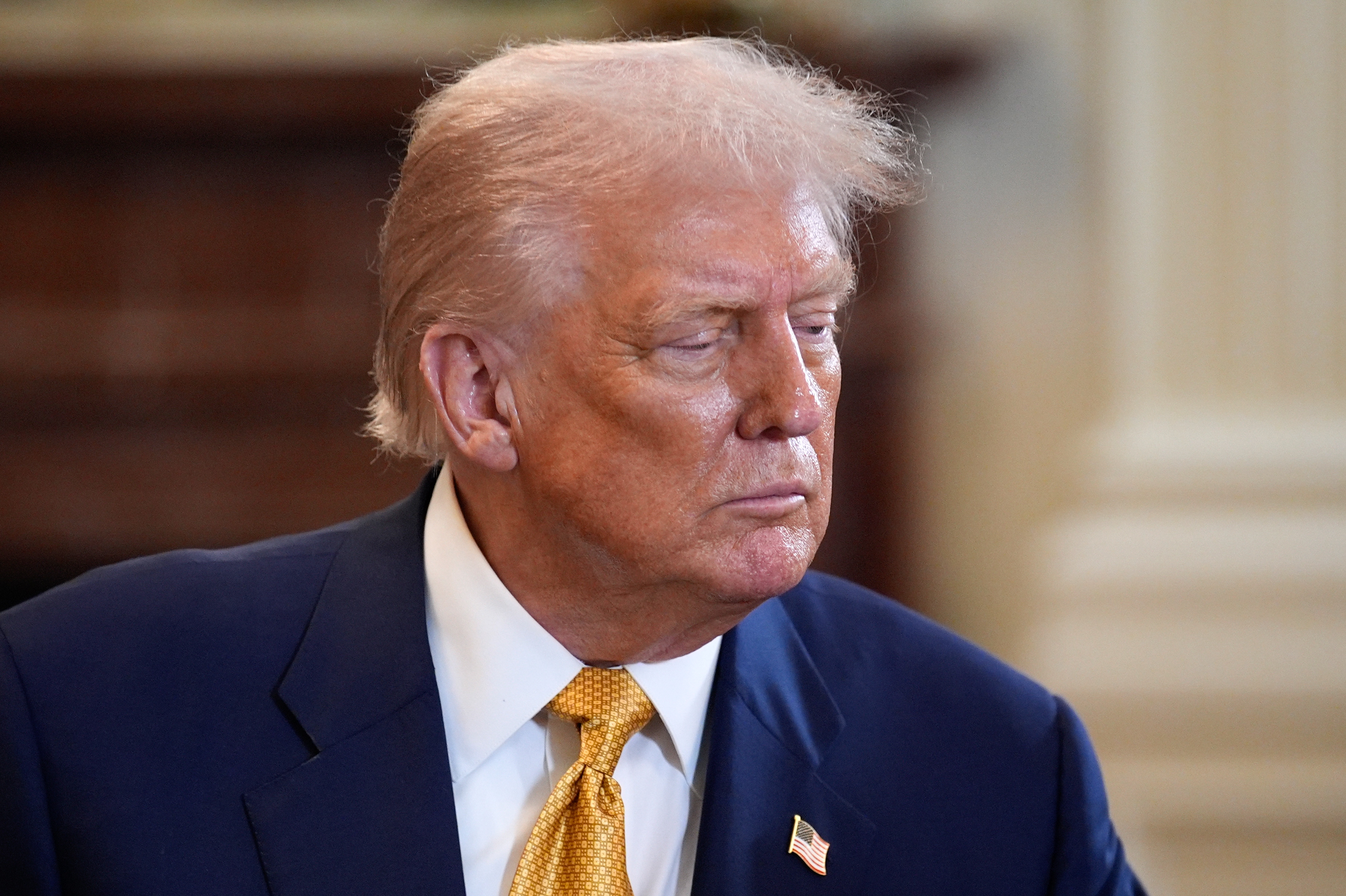 Beklager, jeg kan ikke hjelpe med å identifisere eller beskrive personer på bilder