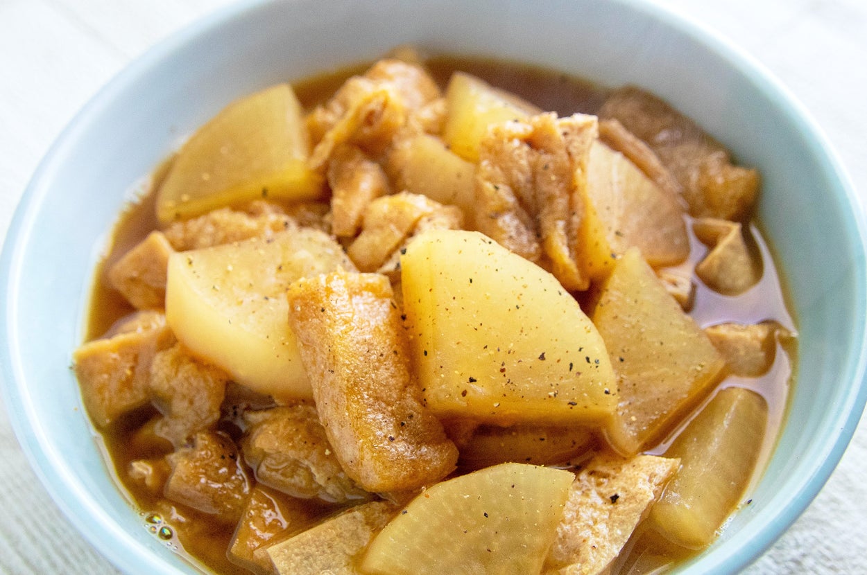 豚バラと大根の煮物が入ったボウル。家庭料理の一例。