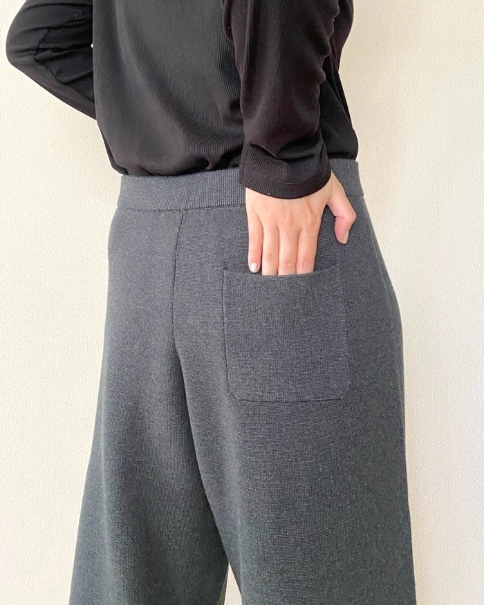 ユニクロの「3990円→1990円パンツ」が楽ちんすぎて手放せない！は