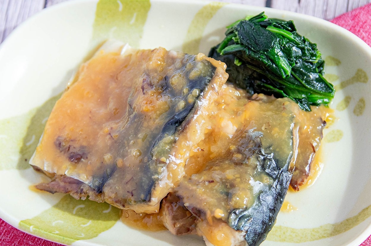 魚の煮付けとほうれん草の和え物が皿に盛られている料理。