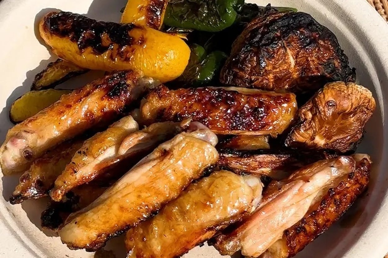 グリルされた手羽先、野菜、きのこが皿に盛られている。広告記事用の画像。